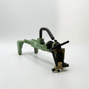 Pince à queue pour machine pose bouton